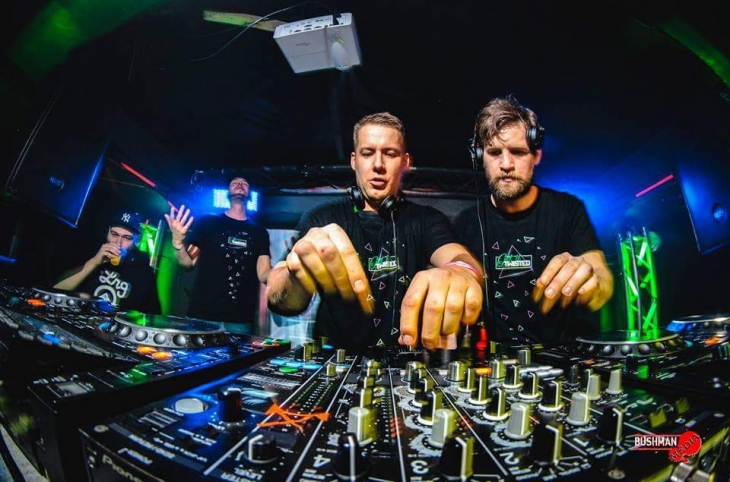 Projekt: Designy pro dj již tisknuté na tričkách